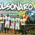 GRUPO DE JOVENS SONHADORES DE GANDU POSAM AO LADO DE OUTDOOR DE BOLSONARO!