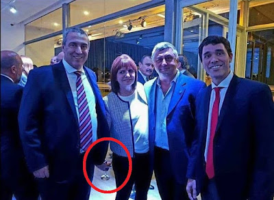 Bullrich: cómo esconder una copa de vino frente al fotógrafo y fallar en el intento