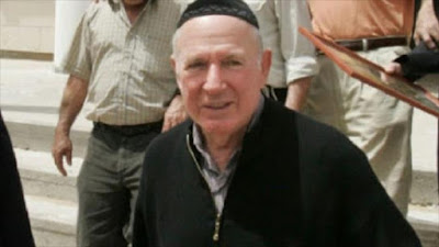 El multimillonario judío estadounidense Irving Moskowitz durante una de sus visitas a los territorios ocupados palestinos.