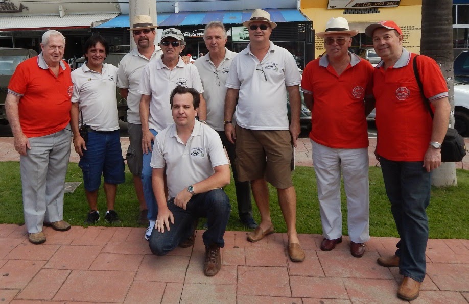 Os Amigos do MP Lafer do Rio de Janeiro e os membros do Clube MP Lafer Brasil, de camisas vermelhas. (foto: Dani Manzan)
