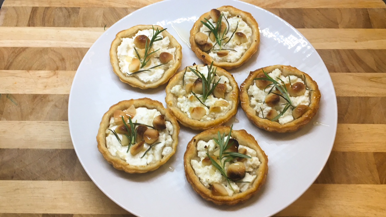 Cookielish: Honig-Ziegenkäse-Tartelettes mit Macadamianüssen