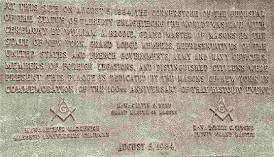 En la placa se explica que la Dama de la Libertad fue un regalo de los Masones Franceses y el gobierno a los Masones Americanos.