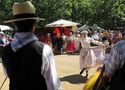 Bailes tradicionales en la Fiesta de la lavanda en Sault. La Provenza. Francia
