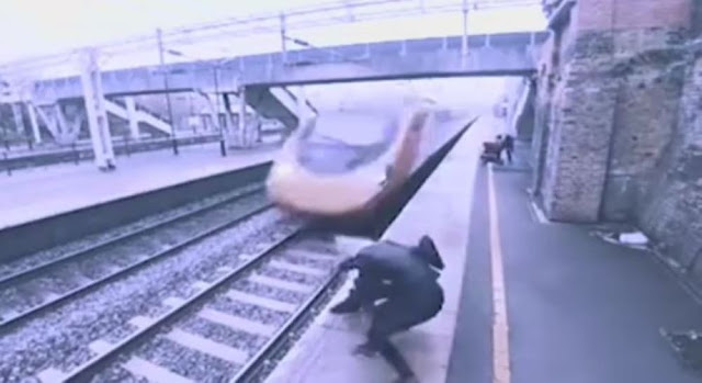 امرأة تنقذ رجلاً من الموت المحقق بآخر لحظة تحت عجلات القطار_فيديو