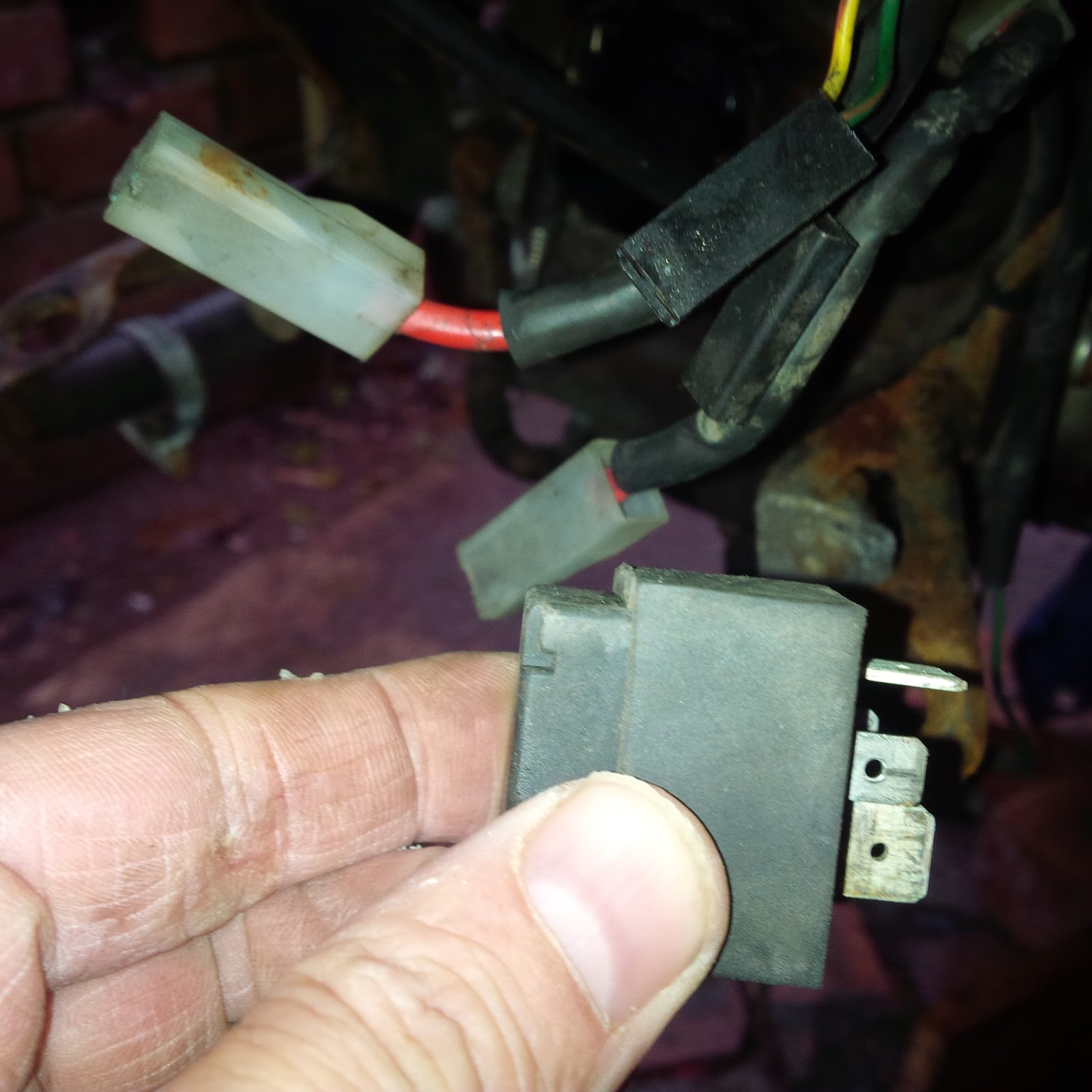 APRILIA RS 125 Aprilia RS 125 starter relay removal refitting