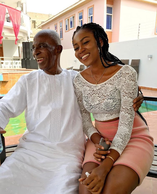Yvonne Nelson loses dad