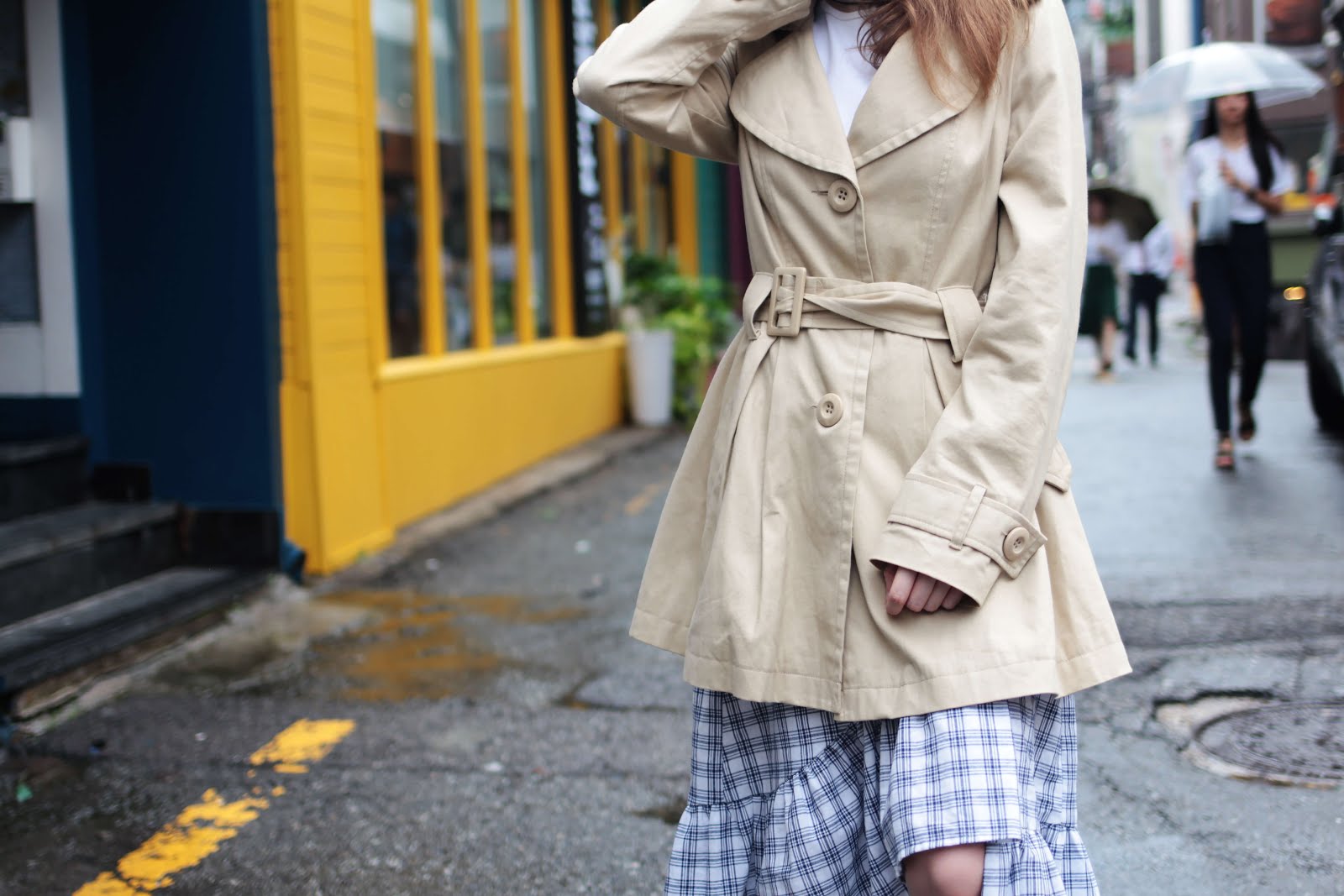 how to style beige tan trench coat transitional weather outfit inspiration