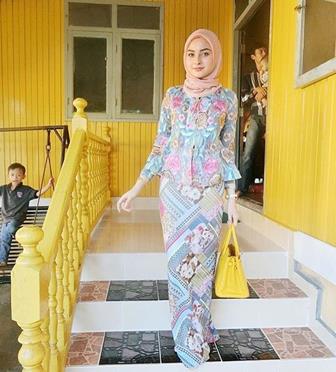 Model Baju Batik Kombinasi Brokat Yang Santai Dan Modis