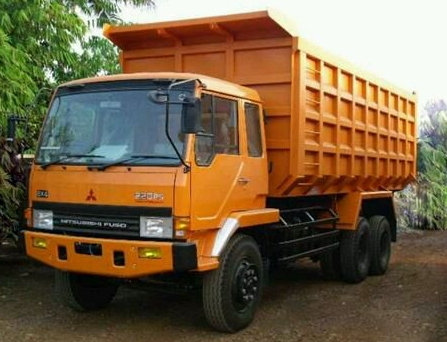 Mitsubishi Dump Truck-oranye depan