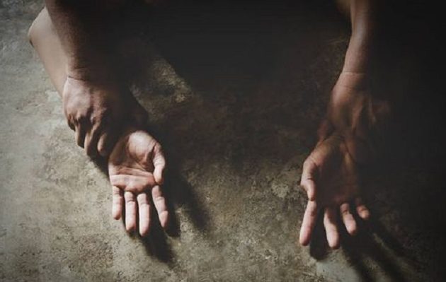 Βούλγαρος πρότεινε… τσιγάρο σε άστεγη, την ξυλοκόπησε και μετά τη βίασε Βούλγαρος πρότεινε… τσιγάρο σε άστεγη, την ξυλοκόπησε και μετά τη βίασε