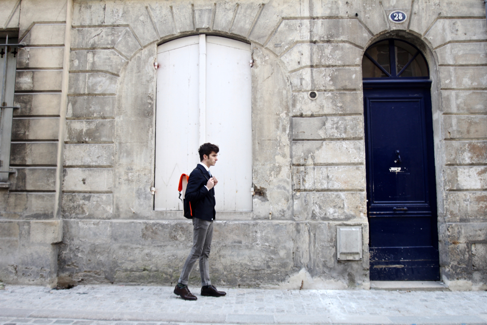 Blog_homme_mode_style-bordeaux_rains-backpack-sac-à-dos_harrington_preppy-atelier-particulier-chemise-col-rond-frye-company-cordovan-derby-paris-royalties-chaussettes