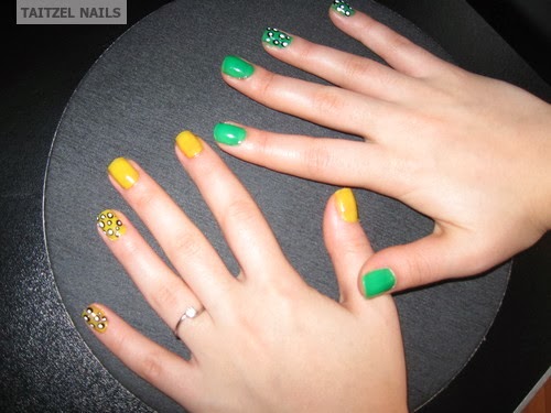 Manichiura colorata pentru unghii mici / dotted nails