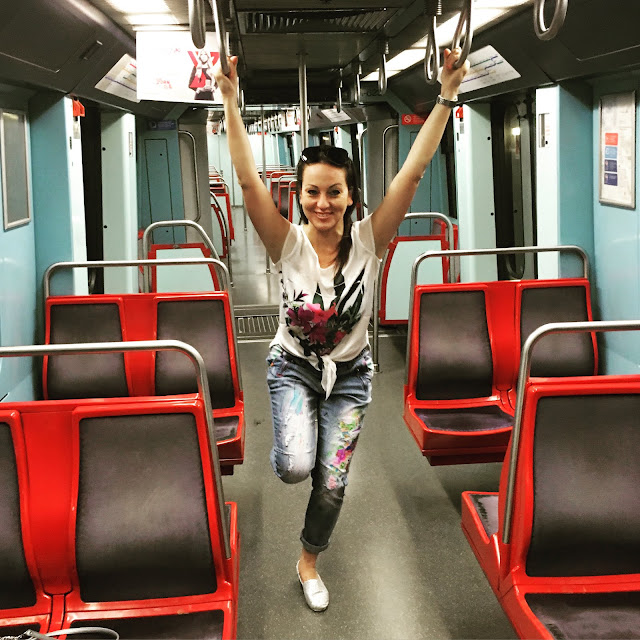 sesja w metrze, kolorowe jeansy podbijaja świat, spodnie jak ralph lauren sesja w metrze, kolorowe jeansy podbijaja świat, spodnie jak ralph lauren