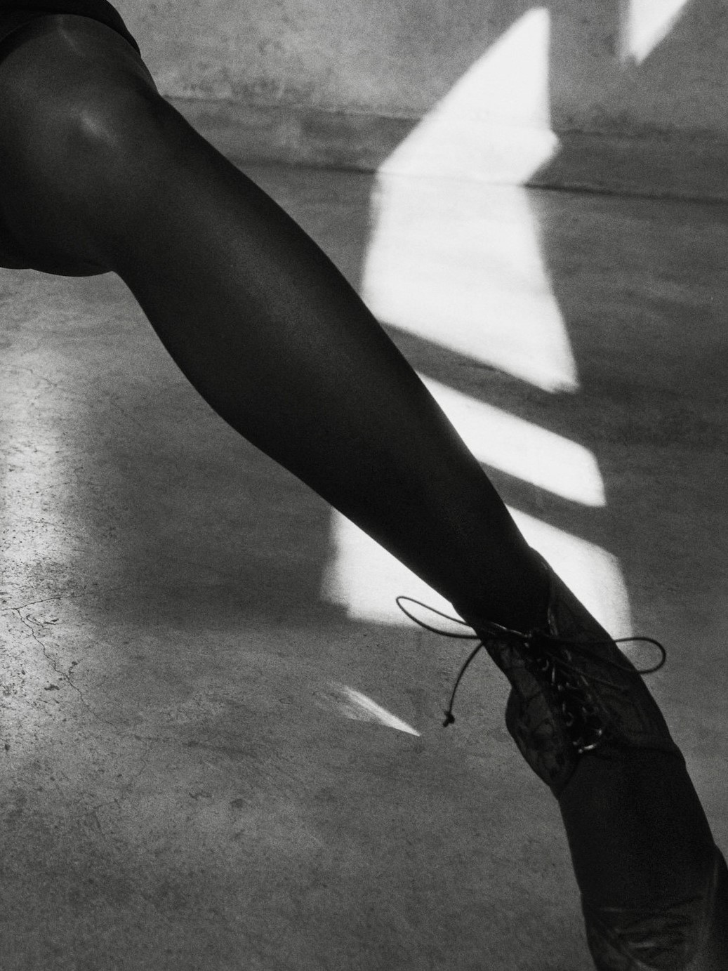Celebrity Legs and Feet in Tights: Emilia Clarke`s Legs and Feet in