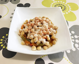 Ensalada de garbanzos con salsa de queso y pimientos