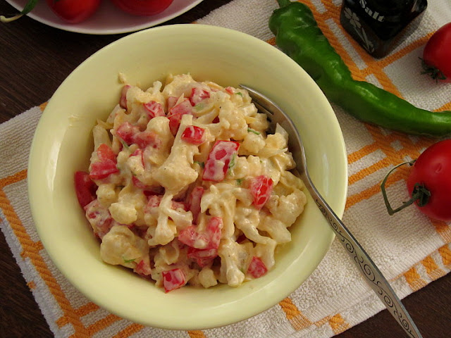 Салат из цветной капусты и помидоров