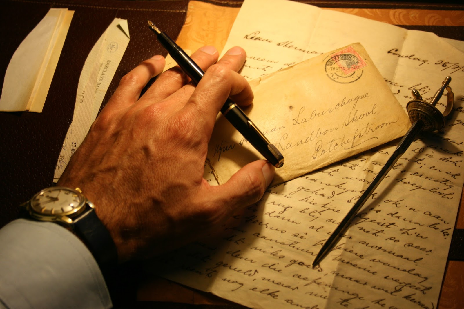 В каком времени писать пишет писатель. Перо для письма. Писатель с пером в руке. Письмо чернильной ручкой. Рука писателя.