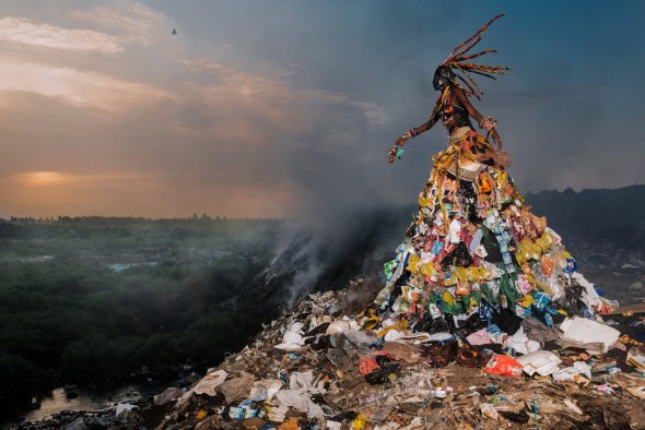 As surreais fotografias de uma África em crise ecológica de Fabrice Monteiro e Jah Gal Fotógrafo Fabrice Monteiro e fashion designer Jah Gal - The Prophecy arte fotografia surreal lixo ecologia distopia