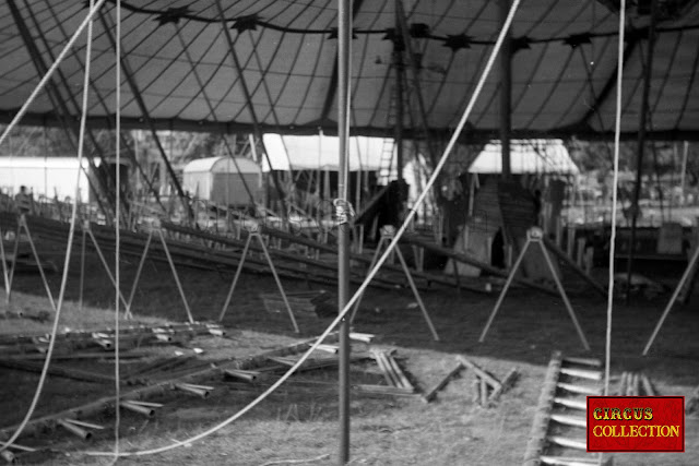 Intérieur du chapiteau et montage des gradins du Cirque National Suisse Knie 
