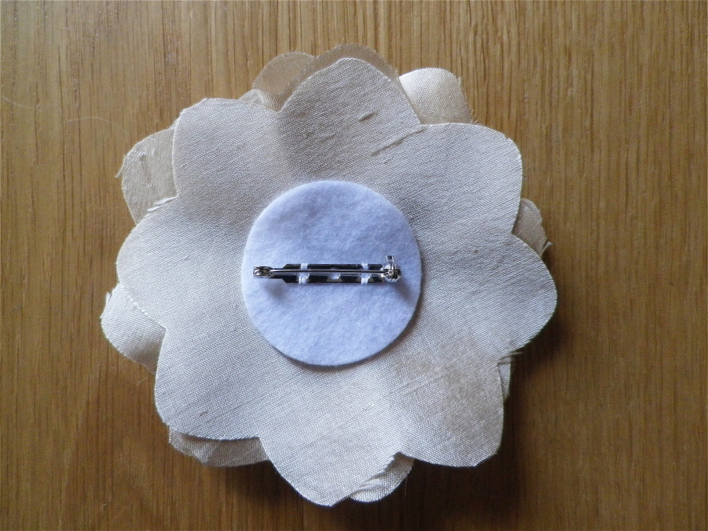 The Diva's that cut.paper! Fabric Flower Brooch Tutorial