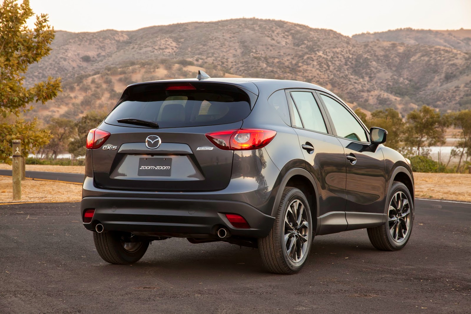 2016 Mazda CX-5 Grand Touring rear 3/4 view Rear 3/4 view of 2016 Mazda CX-5