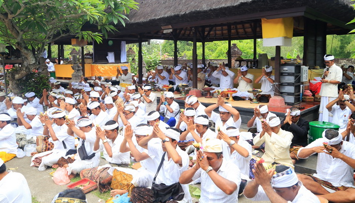 Bupati dan Raja Tabanan Gelar Upacara Mulang Pakelem Atasi Kekeringan