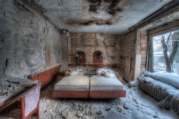 Cool Decayed Rooms In Abandoned Hotel