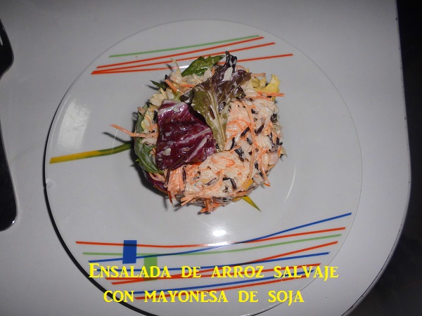 Ensalada de arroz salvaje con mayonesa de soja 