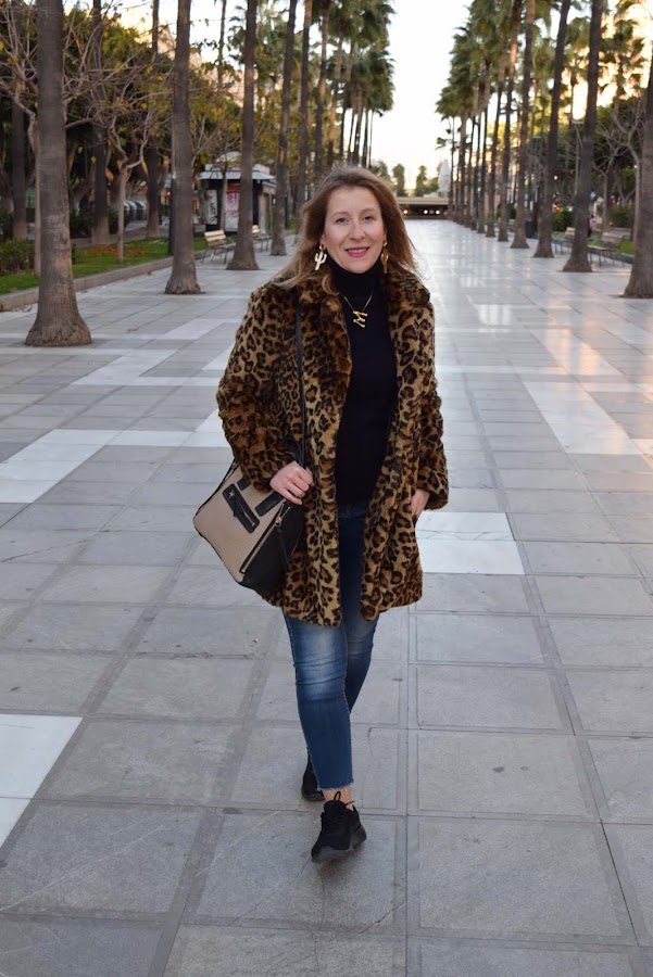 Abrigo_leopardo_con_sneakers