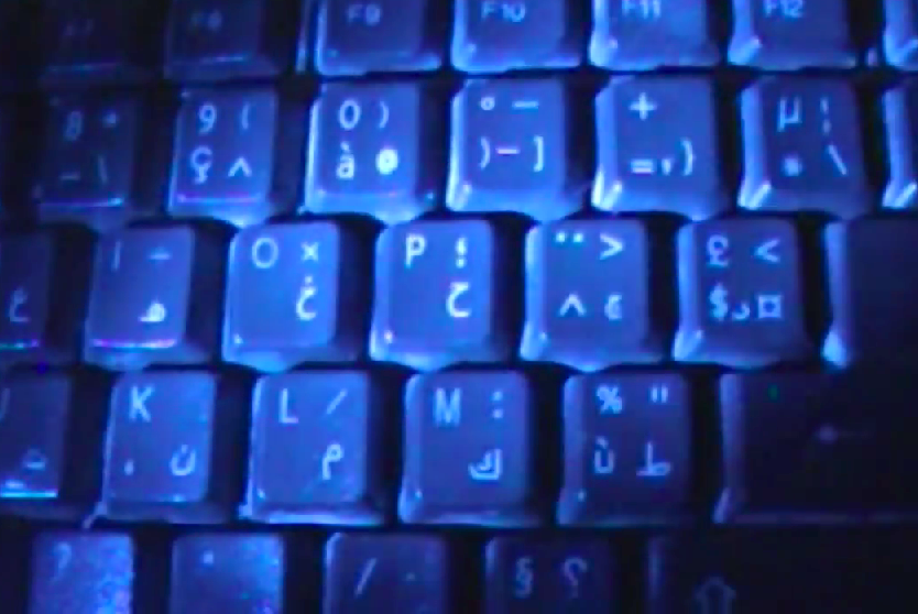 طريقة إضاءة لوحة المفاتيح في الظلام