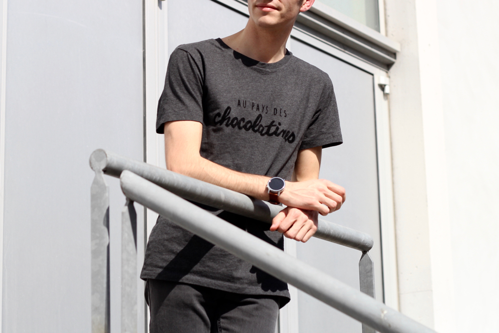 BLOG-MODE-HOMME-style-masculin-montre-connectee-motorola-cuir-iro-chocolatines-edwardson-lunettes-minimaliste-lacoste-basket-360-endliner-jeune
