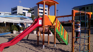 Spielplatz in Italien Spielplatz am Strand