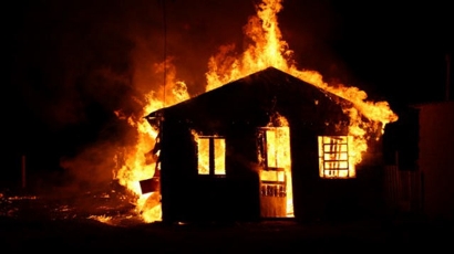 Mulher coloca fogo na própria casa e comete suicídio no Distrito de Nova cruz