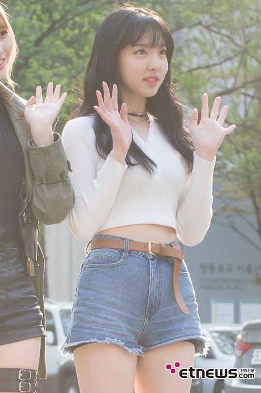 오늘 뮤비의상 입은 트와이스 출근길 | 인스티즈