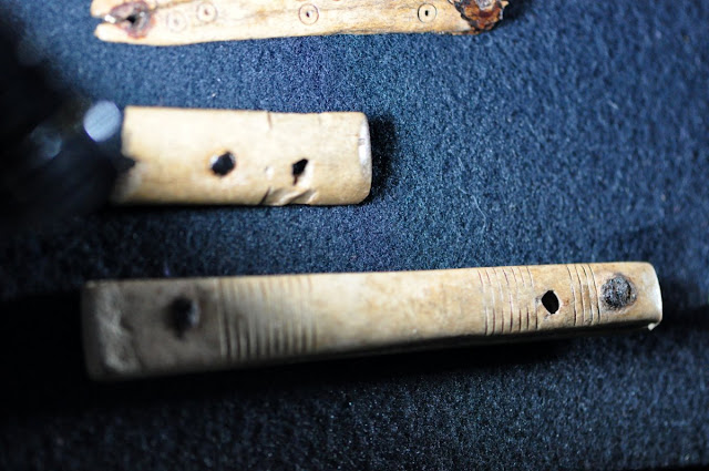 wczesnośredniowieczne okładziny do noży - wystawa Z poroża i kości, Giecz
