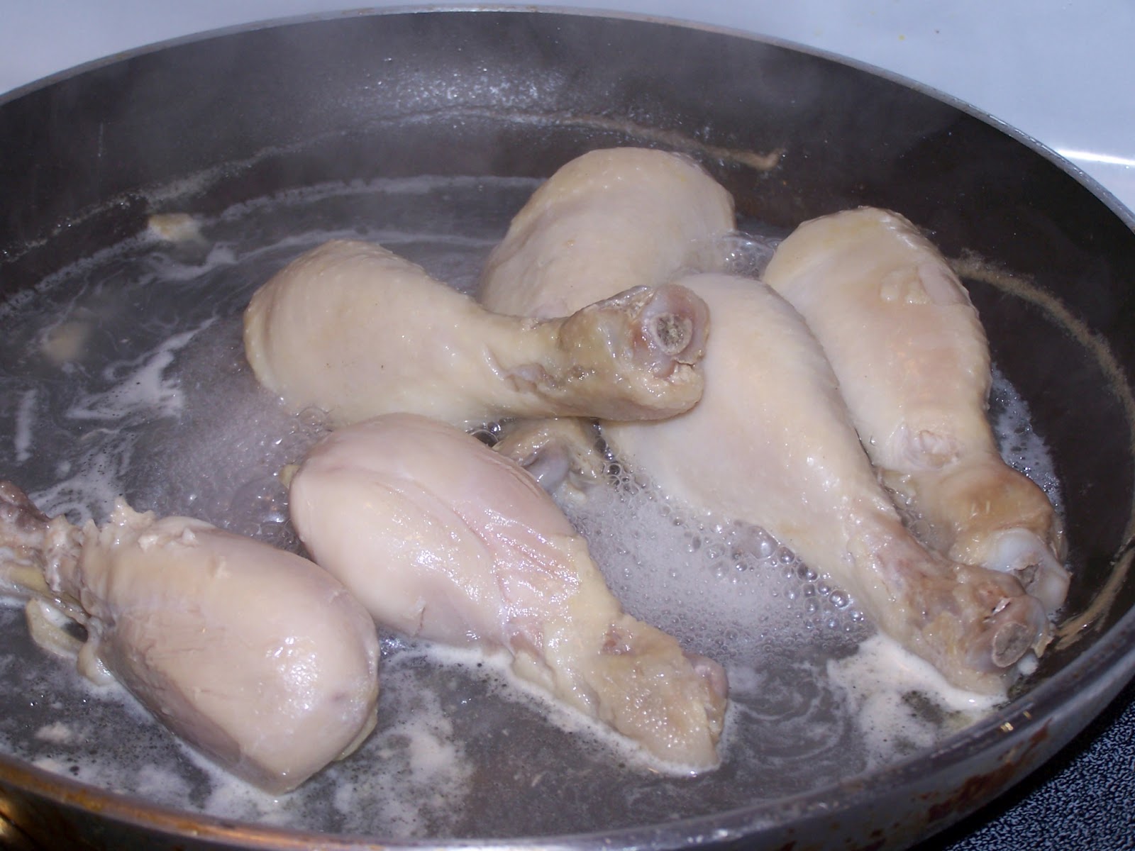 Сколько варить курицу после закипания воды. Отварная голень курицы. Куриная голень вареная. Вареная курица. Вареные куриные ножки.