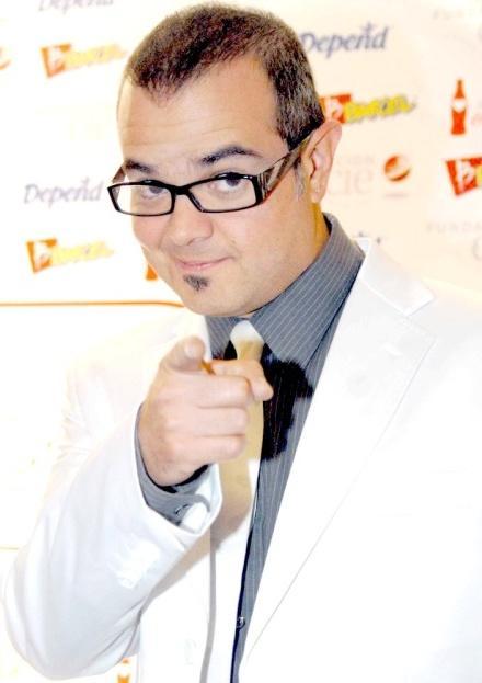 Aleks Syntek Foto de Aleks Syntek con corbata blanca