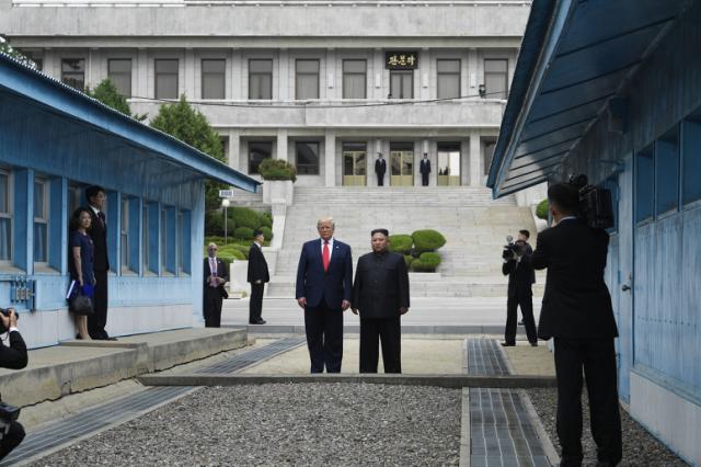 domingo, 30 de junio de 2019 Kim y Trump se saludan en zona desmilitarizada