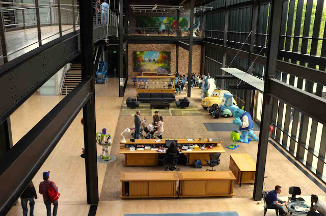 Detalle de zonas comunes y puestos de trabajo en el Steve Jobs Building, edificio principal de Pixar Animation Studios que hizo construir según sus claras especificaciones el propio Steve jobs.