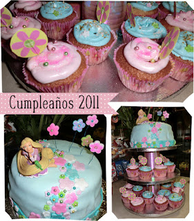 tarta de cumpleaños azul con flores de masa de azúcar y Rapunzel