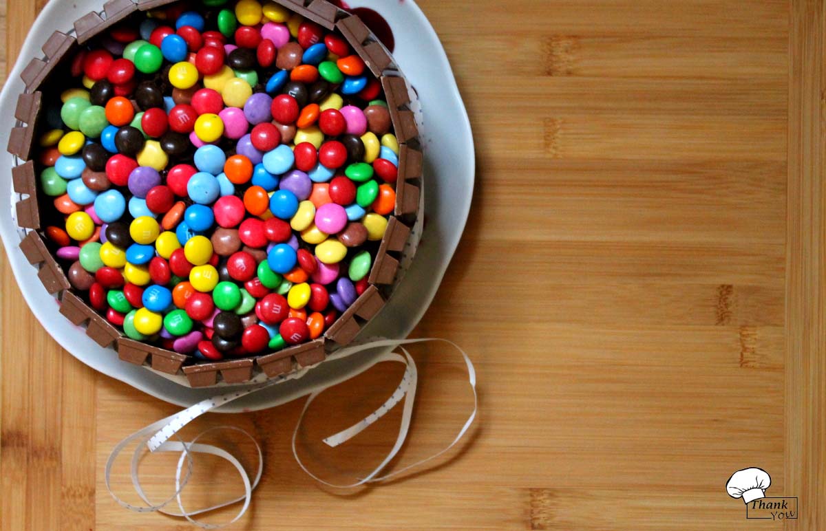 TYFE: Geburtstagskuchen ♥ KitKat-Smartie-M&amp;M-Bombe