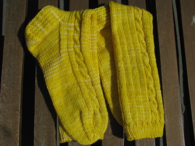 knitnscribble.com: Easy beginner sock knitting pattern - I love these socks!