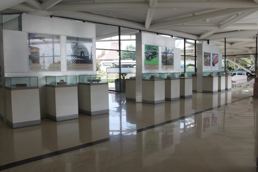 Нереальный музей. Digital art print in museum. Go to the museum. Digital art print in museum. I like visit museums.