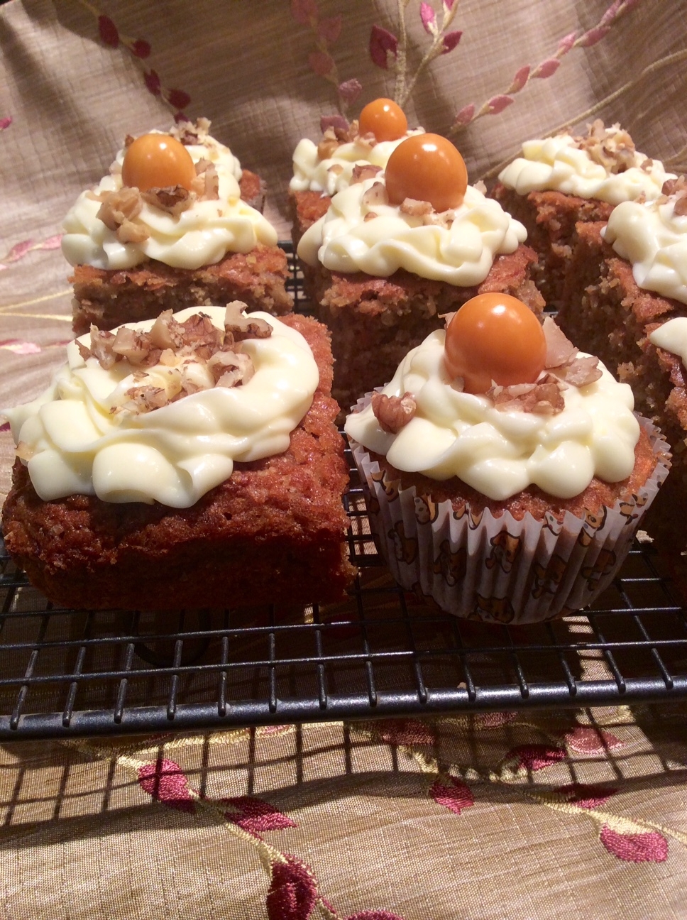 Chez Maximka Mini carrot cakes with cream cheese topping by Tom