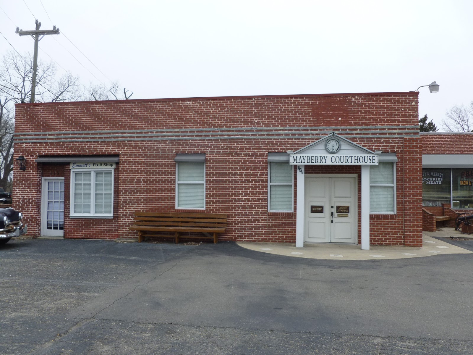 Photoops Roadside Attractions Wally's Service Station and Mayberry
