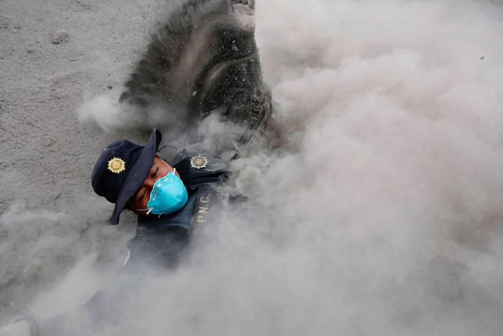 Sobe para 99 número de mortos após erupção de vulcão na Guatemala; veja fotos