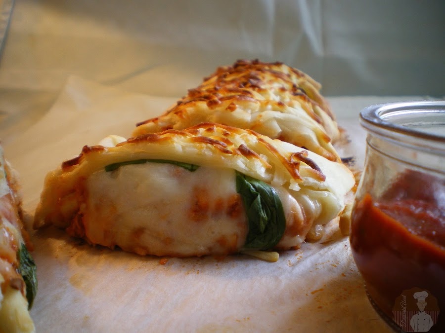 Stromboli fácil de pollo asado y mozzarella