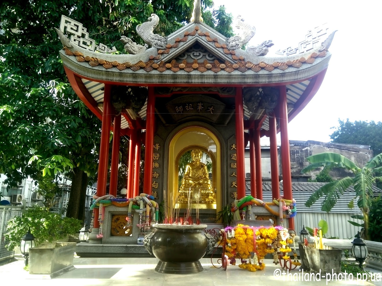 Буддиский алтарь на улице Бангкока