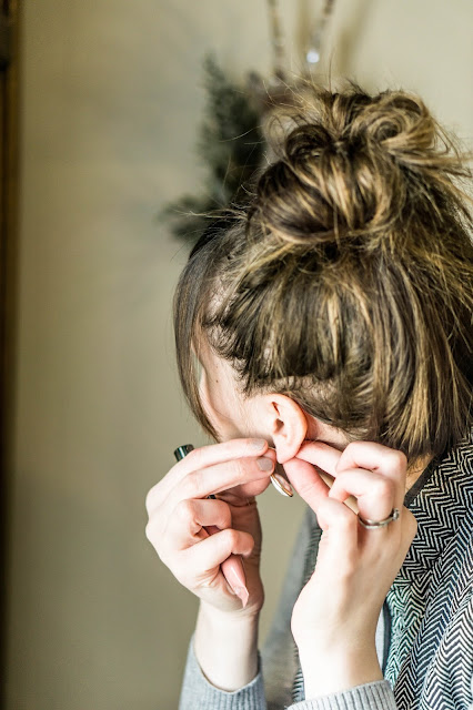 5 steps to the perfect messy bun 5 Steps to the Perfect Messy Bun | Everyday Emily