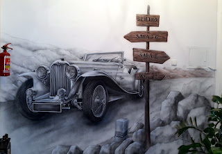Malowanie samochodu na ścianie Malowanie zabytkowego auta na ścianie, grafitti przedstawiające zabytkowy samochós, grafika ścienna przedstawiająca auto